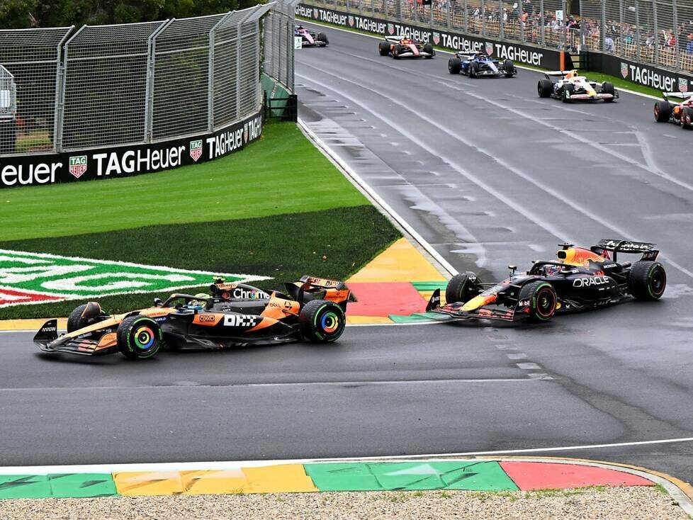 Lando Norris (McLaren MCL39) vor Max Verstappen (Red Bull RB21) beim Formel-1-Rennen in Australien 2025