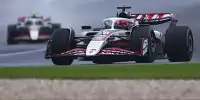 Haas-Fahrer Esteban Ocon mit Intermediates vor Teamkollege Oliver Bearman in Melbourne 2025