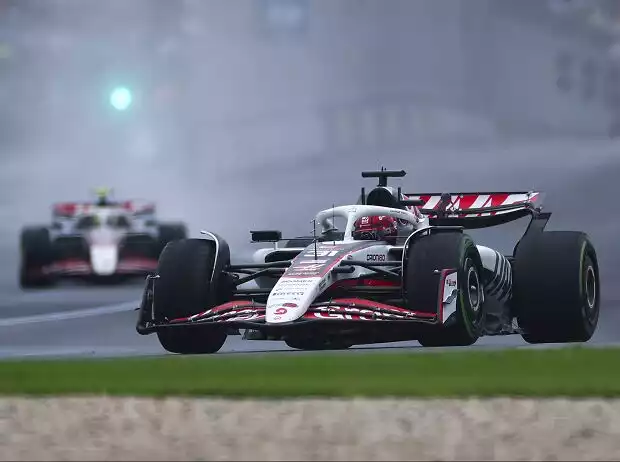Haas-Fahrer Esteban Ocon mit Intermediates vor Teamkollege Oliver Bearman in Melbourne 2025 Titel-Bild zur News: Haas-Fahrer Esteban Ocon mit Intermediates vor Teamkollege Oliver Bearman in Melbourne 2025