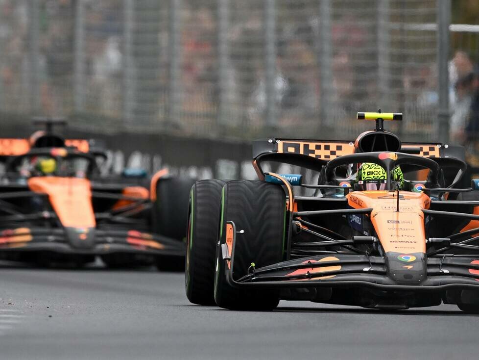 McLaren-Fahrer Lando Norris vor seinem Teamkollegen Oscar Piastri