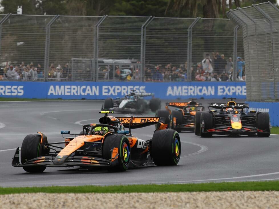 Lando Norris (McLaren MCL39) vor Max Verstappen (Red Bull RB21) und Oscar Piastri beim Formel-1-Rennen in Australien 2025