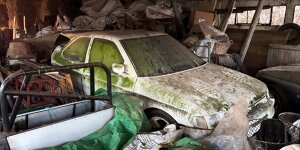 Diese verlassenen Ford Escort Cosworth verrotten in einer Scheune