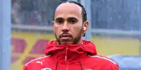 Lewis Hamilton mit ernster Miene - ist der Knopf im Ohr ein Grund dafür?