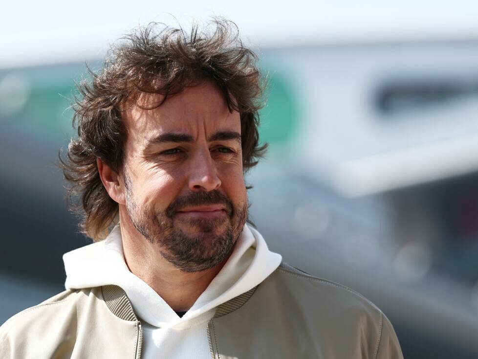Fernando Alonso im Formel-1-Fahrerlager in Schanghai 2025
