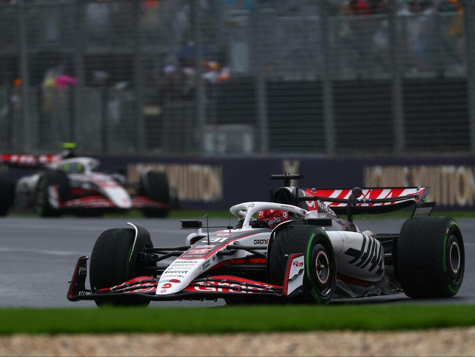 Esteban Ocon und Oliver Bearman (Haas VF-25) beim Formel-1-Rennen in Australien 2025