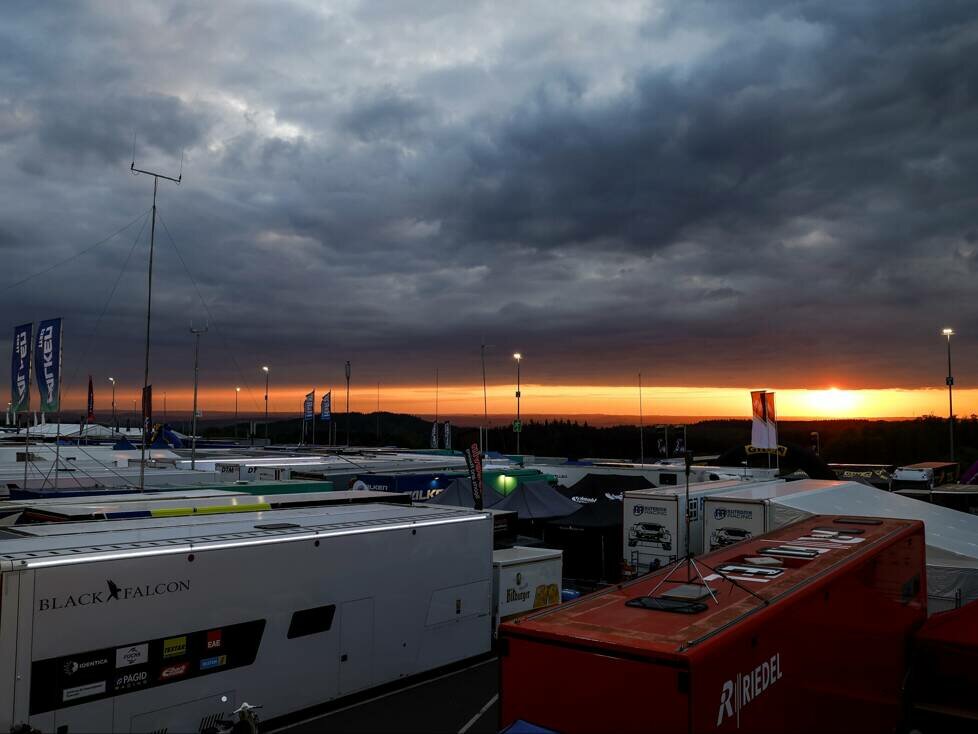 Sonnenuntergang über dem Fahrerlager bei den 24h Nürburgring