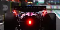Jack Doohan im Alpine A525 in der Formel-1-Boxengasse in Shanghai 2025