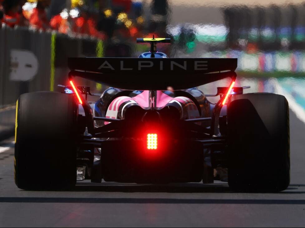 Jack Doohan im Alpine A525 in der Formel-1-Boxengasse in Shanghai 2025