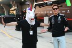 Influencer Xue Zhang mit George Russell (Mercedes) 
