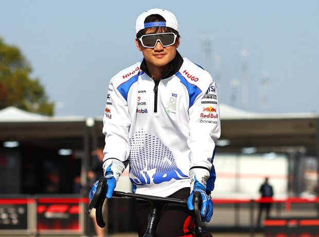 Ob es an der Brille liegt? Yuki Tsunoda kommt 2025 runderneuert daher Ob es an der Brille liegt? Yuki Tsunoda kommt 2025 runderneuert daher