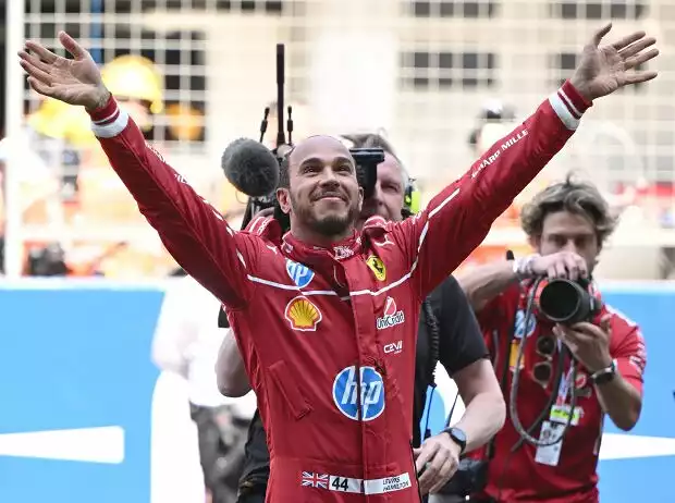 Titel-Bild zur News: Lewis Hamilton winkt der Menge zu: Erster Erfolg mit Ferrari in China
