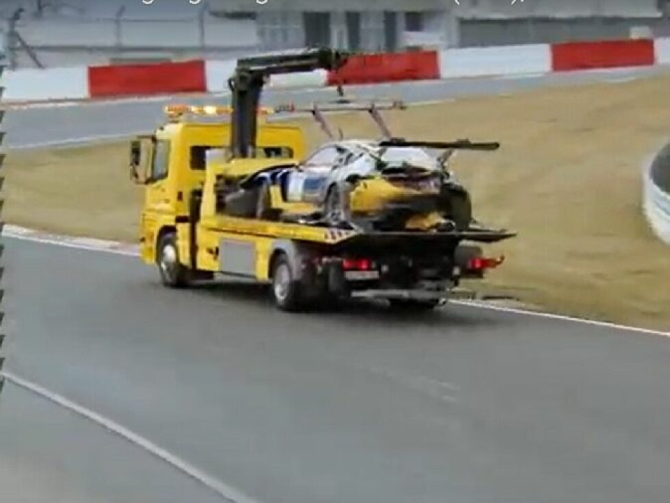 Der Ford Mustang GT3 #2 wurde schwer beschädigt, Abschleppwagen