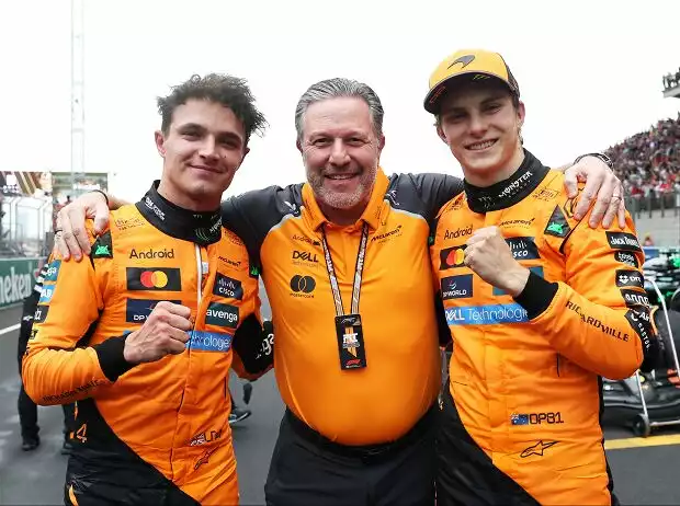 Lando Norris, Zak Brown, Oscar Piastri Titel-Bild zur News: Lando Norris, Zak Brown, Oscar Piastri