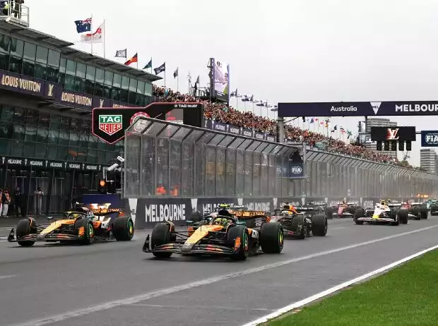Start zum Australien GP 2025. Auf Pole Position im Vordergrund: Lando Norris im orange-schwarzen McLaren. Links neben ihn sein Teamkollege Oscar Piastri. Titel-Bild zur News: Start zum Australien GP 2025. Auf Pole Position im Vordergrund: Lando Norris im orange-schwarzen McLaren. Links neben ihn sein Teamkollege Oscar Piastri.
