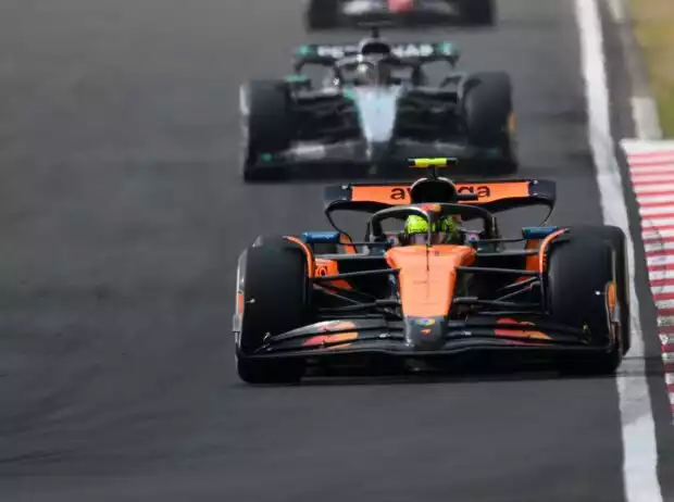 Lando Norris (McLaren MCL39) vor George Russell (Mercedes W16) beim Formel-1-Rennen in China 2025 Titel-Bild zur News: Lando Norris (McLaren MCL39) vor George Russell (Mercedes W16) beim Formel-1-Rennen in China 2025
