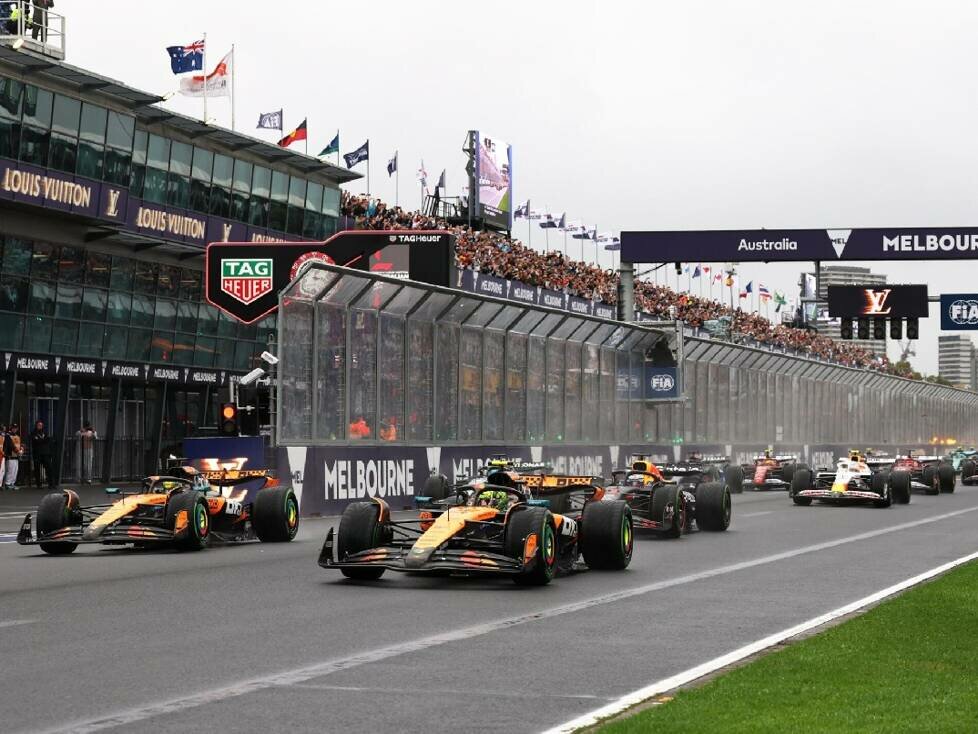 Start zum Australien GP 2025. Auf Pole Position im Vordergrund: Lando Norris im orange-schwarzen McLaren. Links neben ihn sein Teamkollege Oscar Piastri.
