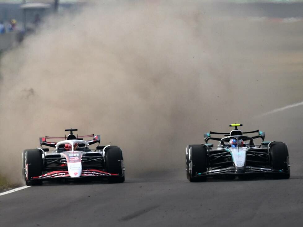 Esteban Ocon (Haas VF-25) und Andrea Kimi Antonelli (Mercedes W16) beim Formel-1-Rennen in China 2025
