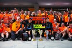 Zak Brown, Lando Norris (McLaren) und Oscar Piastri (McLaren) 