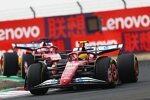 Lewis Hamilton (Ferrari) und Charles Leclerc (Ferrari) 