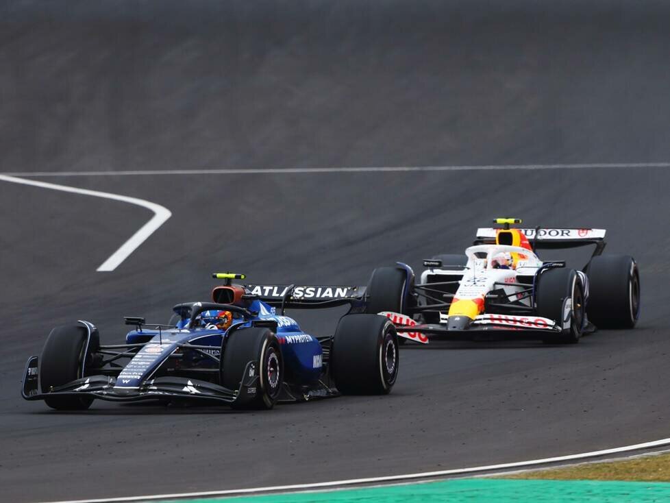 Yuki Tsunoda mit kaputtem Frontflügel hinter Carlos Sainz