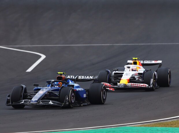Yuki Tsunoda mit kaputtem Frontflügel hinter Carlos Sainz Yuki Tsunoda mit kaputtem Frontflügel hinter Carlos Sainz