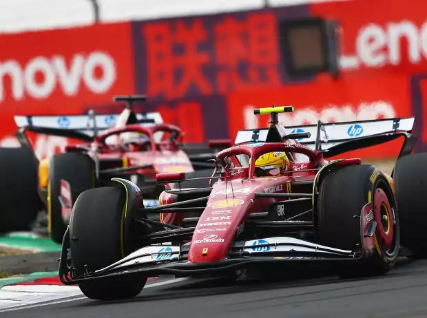 Lewis Hamilton im Ferrari vor Teamkollege Charles Leclerc in Shanghai 2025 Titel-Bild zur News: Lewis Hamilton im Ferrari vor Teamkollege Charles Leclerc in Shanghai 2025