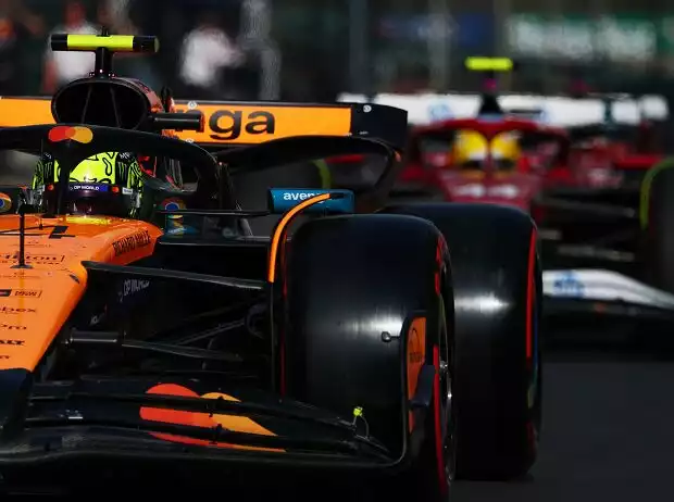 Lando Norris im McLaren vor Lewis Hamilton im Ferrari Titel-Bild zur News: Lando Norris im McLaren vor Lewis Hamilton im Ferrari