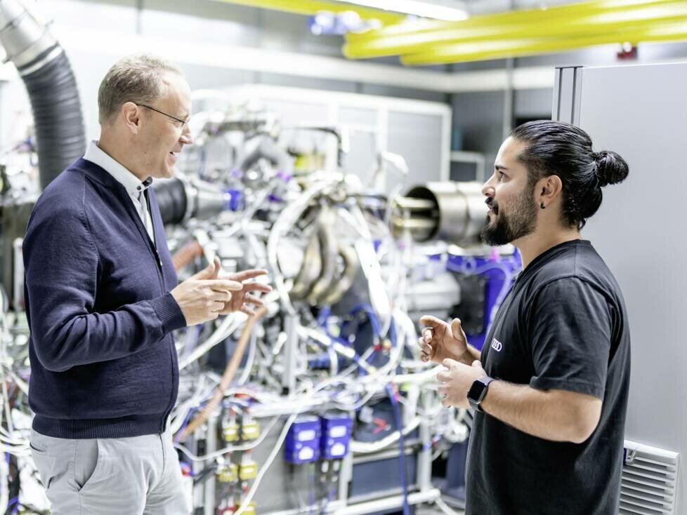Stefan Dreyer (Audi) am Motorenprüfstand
