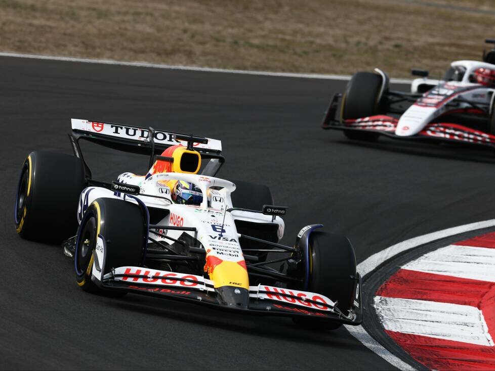 Isack Hadjar und Esteban Ocon beim Formel-1-Rennen in China 2025