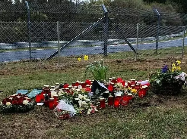 Blumen am Streckenabschnitt Flugplatz auf der Nürburgring-Nordschleife, Schauplatz des tödlichen Unfalls 2015 Titel-Bild zur News: Blumen am Streckenabschnitt Flugplatz auf der Nürburgring-Nordschleife, Schauplatz des tödlichen Unfalls 2015