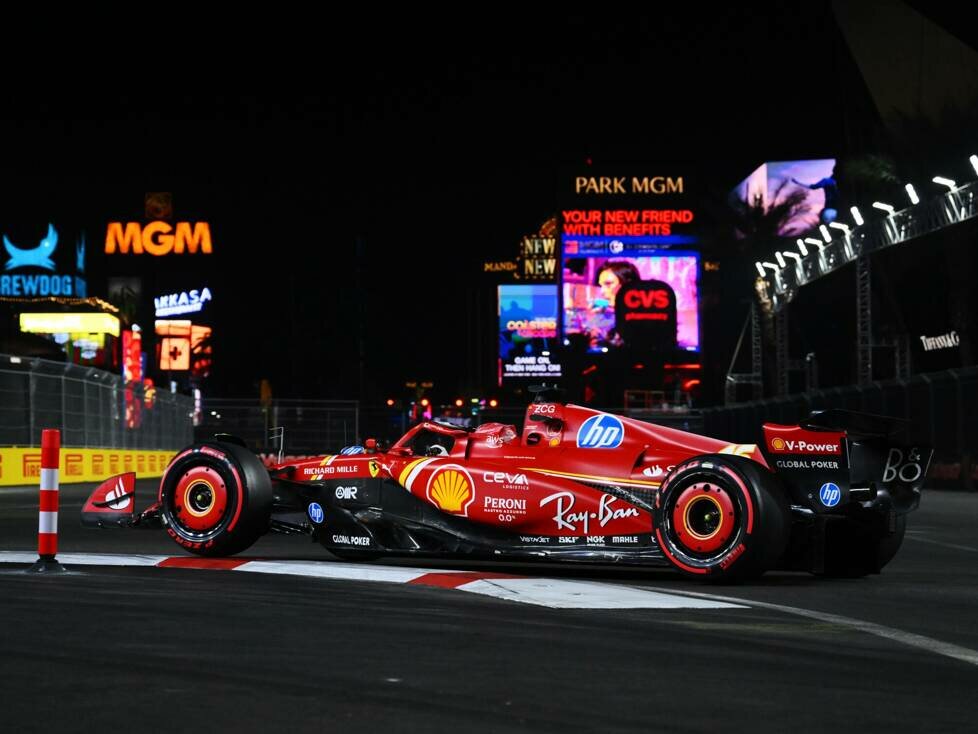 Charles Leclerc fährt an Leuchtreklamen in Las Vegas vorbei