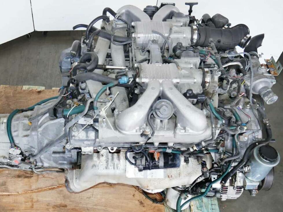Der V12-Motor mit Automatik-Getriebe