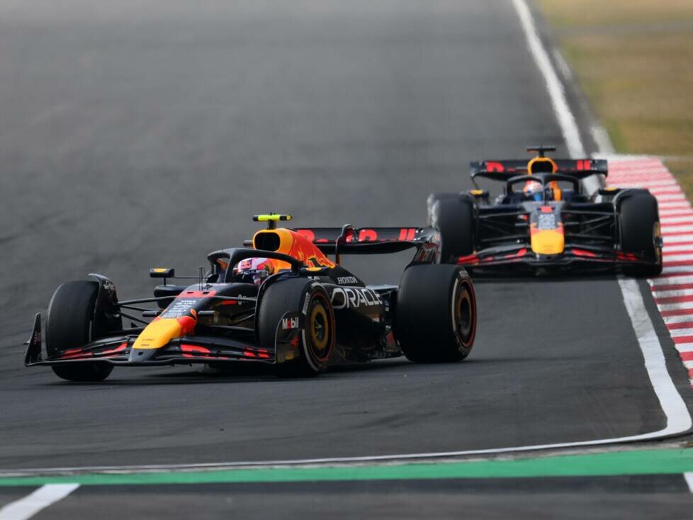 Liam Lawson vor Max Verstappen (Red Bull RB21) beim Formel-1-Rennen in China 2025