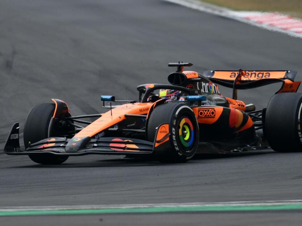 McLaren-Fahrer Oscar Piastri auf dem Weg zum Sieg in China 2025