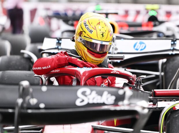 Lewis Hamilton klettert aus dem Ferrari - in China folgte danach die kalte Dusche Lewis Hamilton klettert aus dem Ferrari - in China folgte danach die kalte Dusche