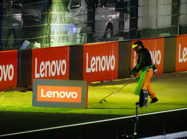 Trockenes Gras wird beim Formel-1-Rennen in Japan gemäht Titel-Bild zur News: Trockenes Gras wird beim Formel-1-Rennen in Japan gemäht