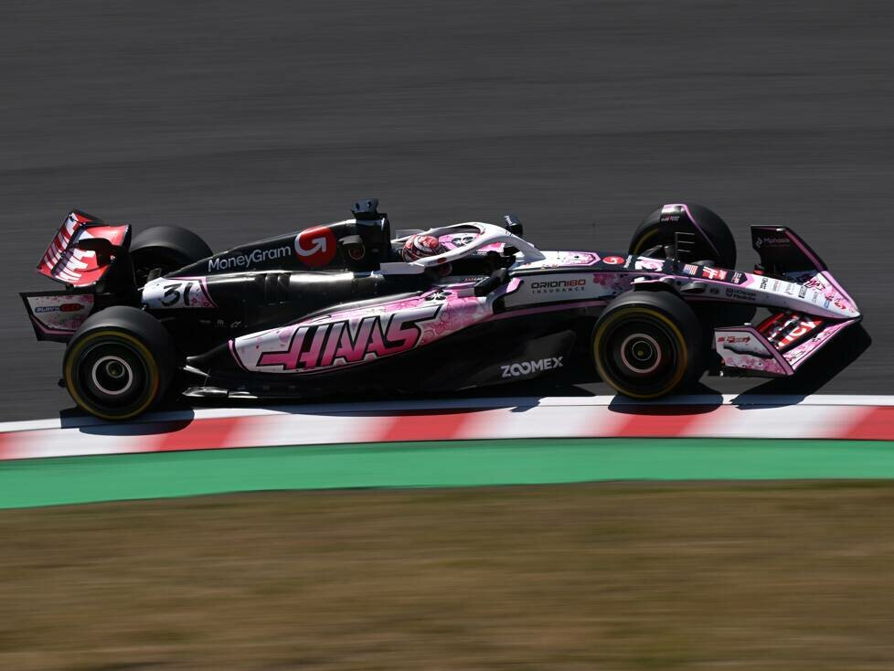 Esteban Ocon im Haas VF-25 beim Formel-1-Training in Suzuka 2025