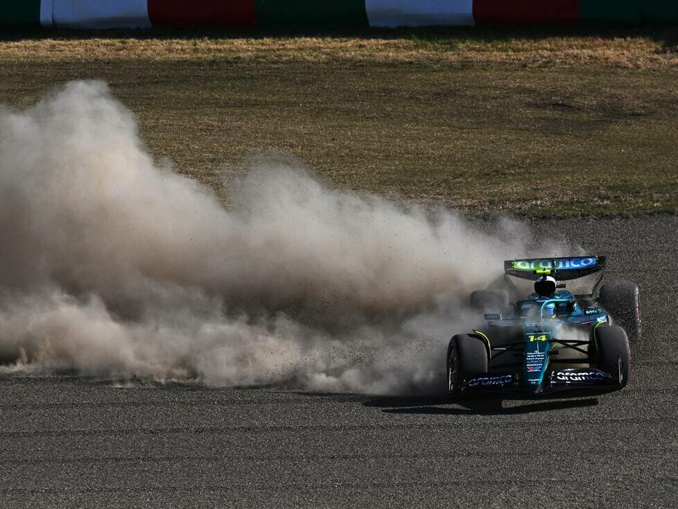 Fernando Alonso fliegt ab im Aston Martin AMR25 im Training in Suzuka 2025