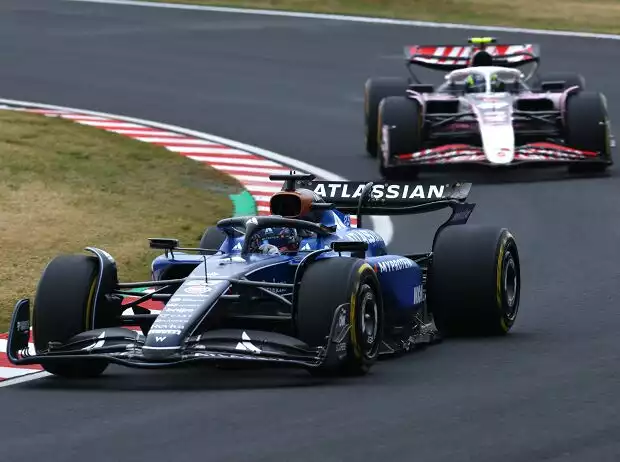 Alexander Albon (Williams) vor Oliver Bearman (Haas) beim Formel-1-Rennen in Japan 2025 Titel-Bild zur News: Alexander Albon (Williams) vor Oliver Bearman (Haas) beim Formel-1-Rennen in Japan 2025