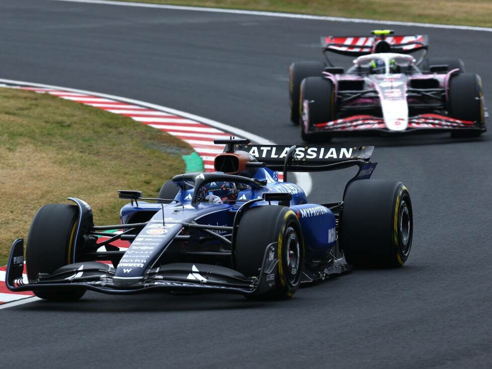 Alexander Albon (Williams) vor Oliver Bearman (Haas) beim Formel-1-Rennen in Japan 2025