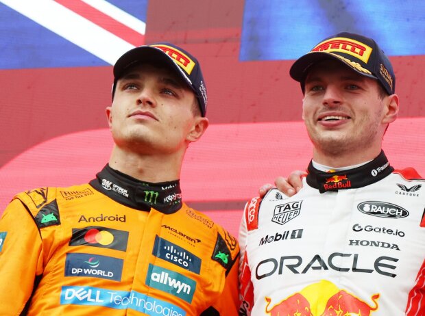 Die Mienen sagen alles aus: Lando Norris und Max Verstappen auf dem Podium Die Mienen sagen alles aus: Lando Norris und Max Verstappen auf dem Podium