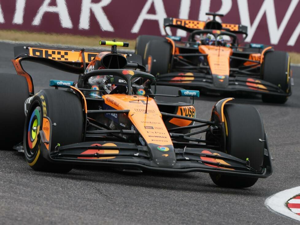 Lando Norris vor seinem McLaren-Teamkollegen Oscar Piastri