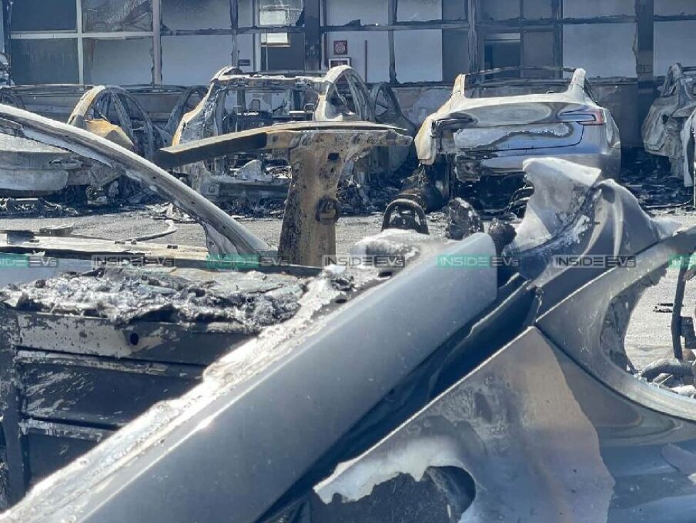 Detail eines von Flammen verzehrten Autos