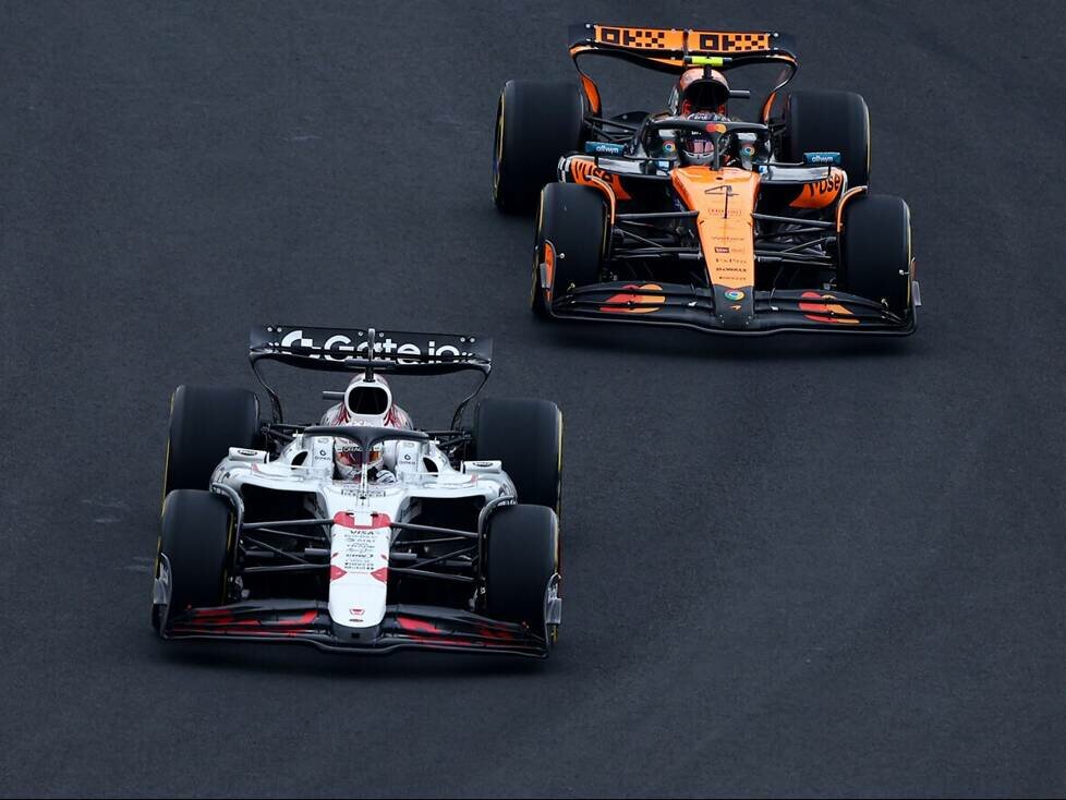 Max Verstappen im Red Bull RB21 vor Lando Norris im McLaren MCL39 in Suzuka 2025