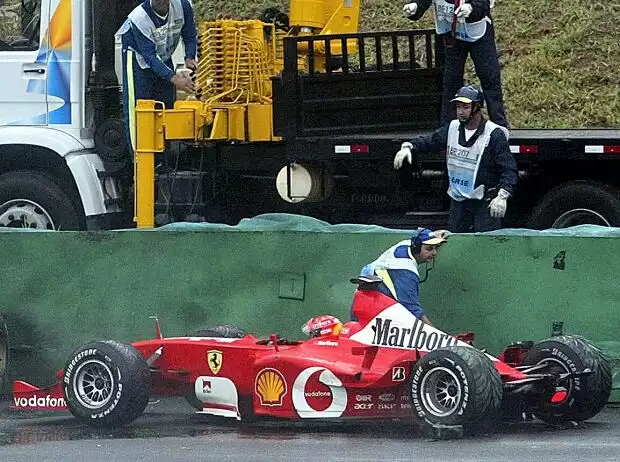 Michael Schumacher (Ferrari) verunfallt beim Formel-1-Rennen in Brasilien 2003 Titel-Bild zur News: Michael Schumacher (Ferrari) verunfallt beim Formel-1-Rennen in Brasilien 2003