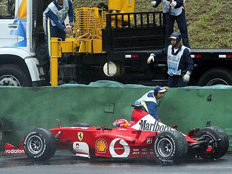 Michael Schumacher (Ferrari) verunfallt beim Formel-1-Rennen in Brasilien 2003