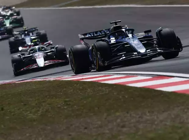 Alexander Albon (Williams), Oliver Bearman (Haas) und, Carlos Sainz (Williams) beim Formel-1-Rennen in China 2025 Titel-Bild zur News: Alexander Albon (Williams), Oliver Bearman (Haas) und, Carlos Sainz (Williams) beim Formel-1-Rennen in China 2025