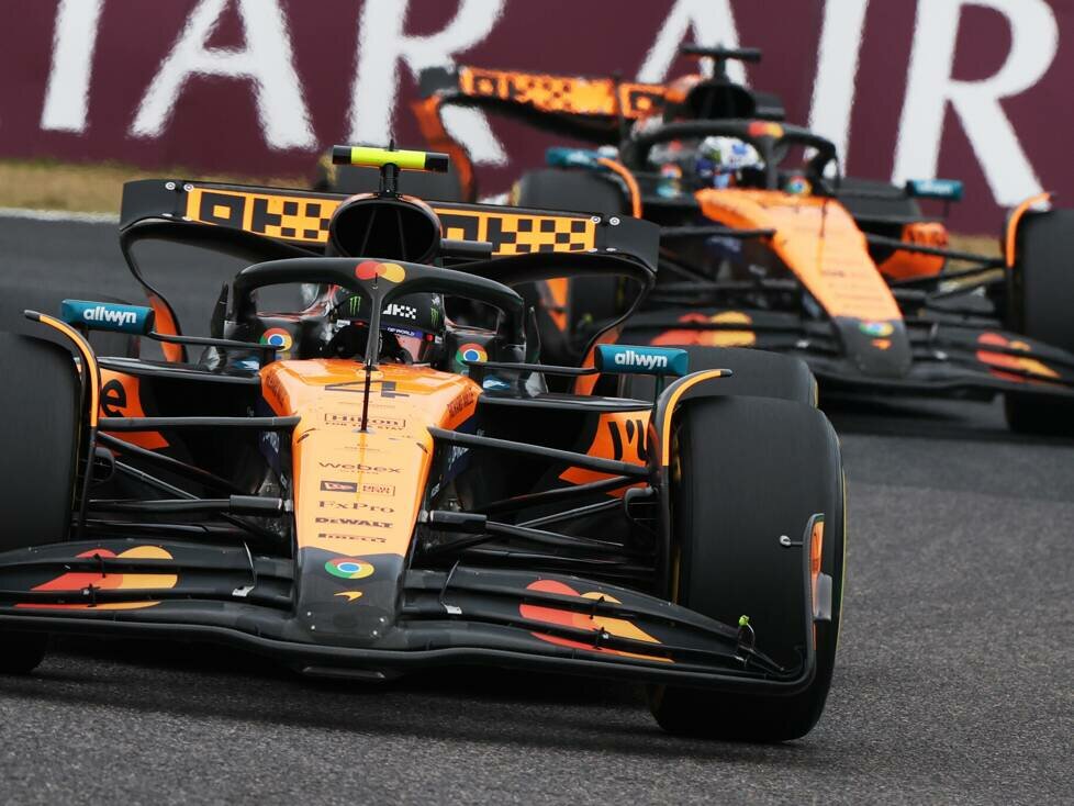 Lando Norris vor seinem McLaren-Teamkollegen Oscar Piastri