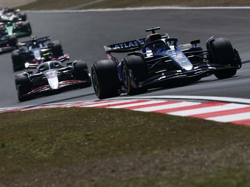 Alexander Albon (Williams), Oliver Bearman (Haas) und, Carlos Sainz (Williams) beim Formel-1-Rennen in China 2025