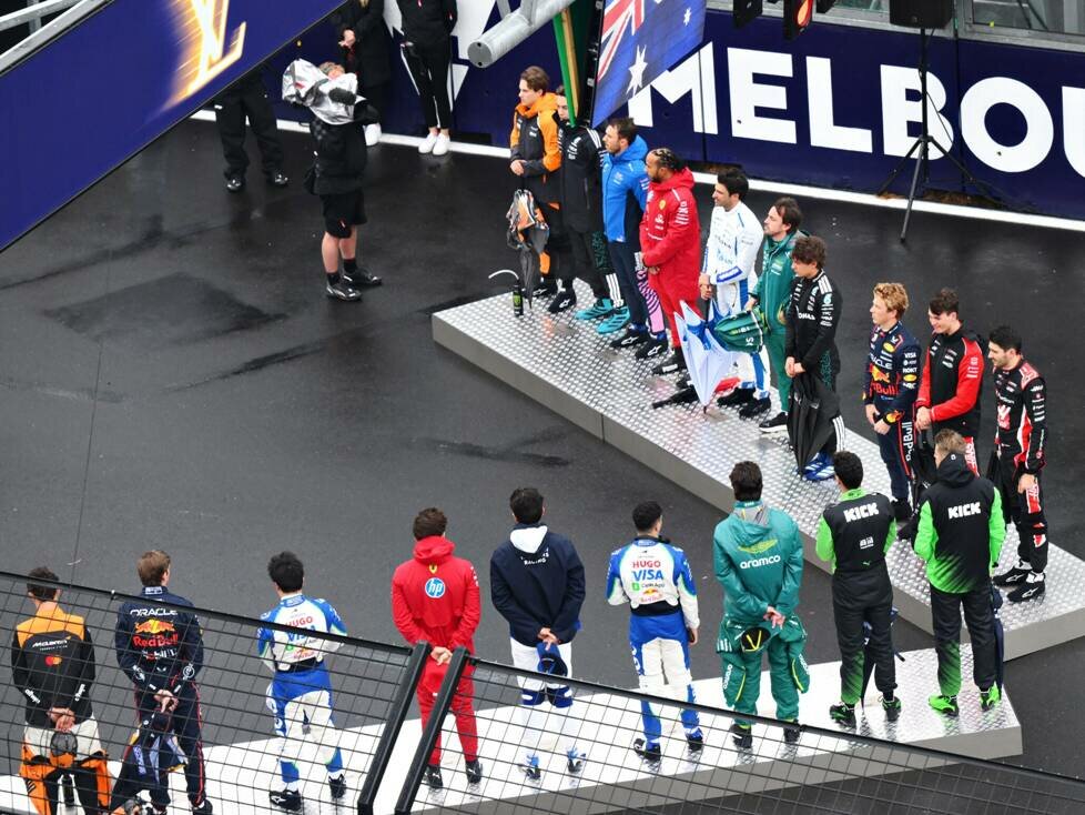 Fahrer bei der Hymne vor dem Formel-1-Rennen in Australien 2025